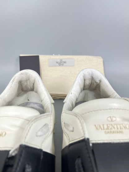 Handla Valentino Garavani Open White Black online | Smidigt och enkelt på nätet - The Grand Archive |