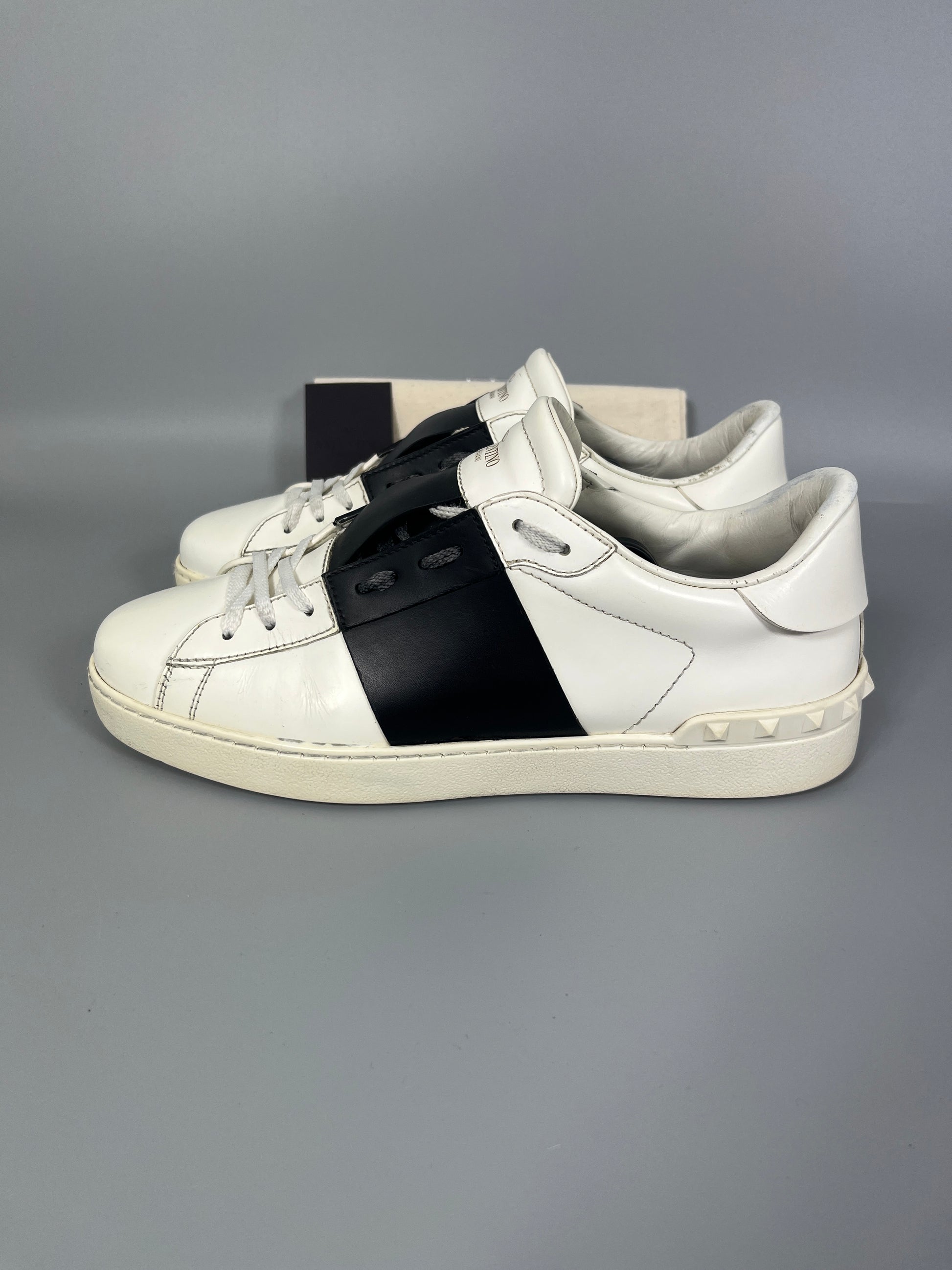 Handla Valentino Garavani Open White Black online | Smidigt och enkelt på nätet - The Grand Archive |