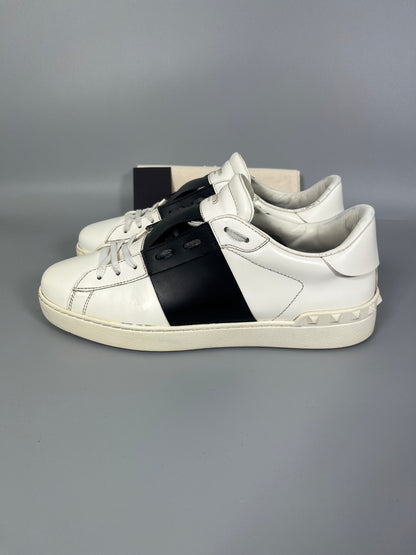 Handla Valentino Garavani Open White Black online | Smidigt och enkelt på nätet - The Grand Archive |