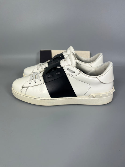 Handla Valentino Garavani Open White Black online | Smidigt och enkelt på nätet - The Grand Archive |