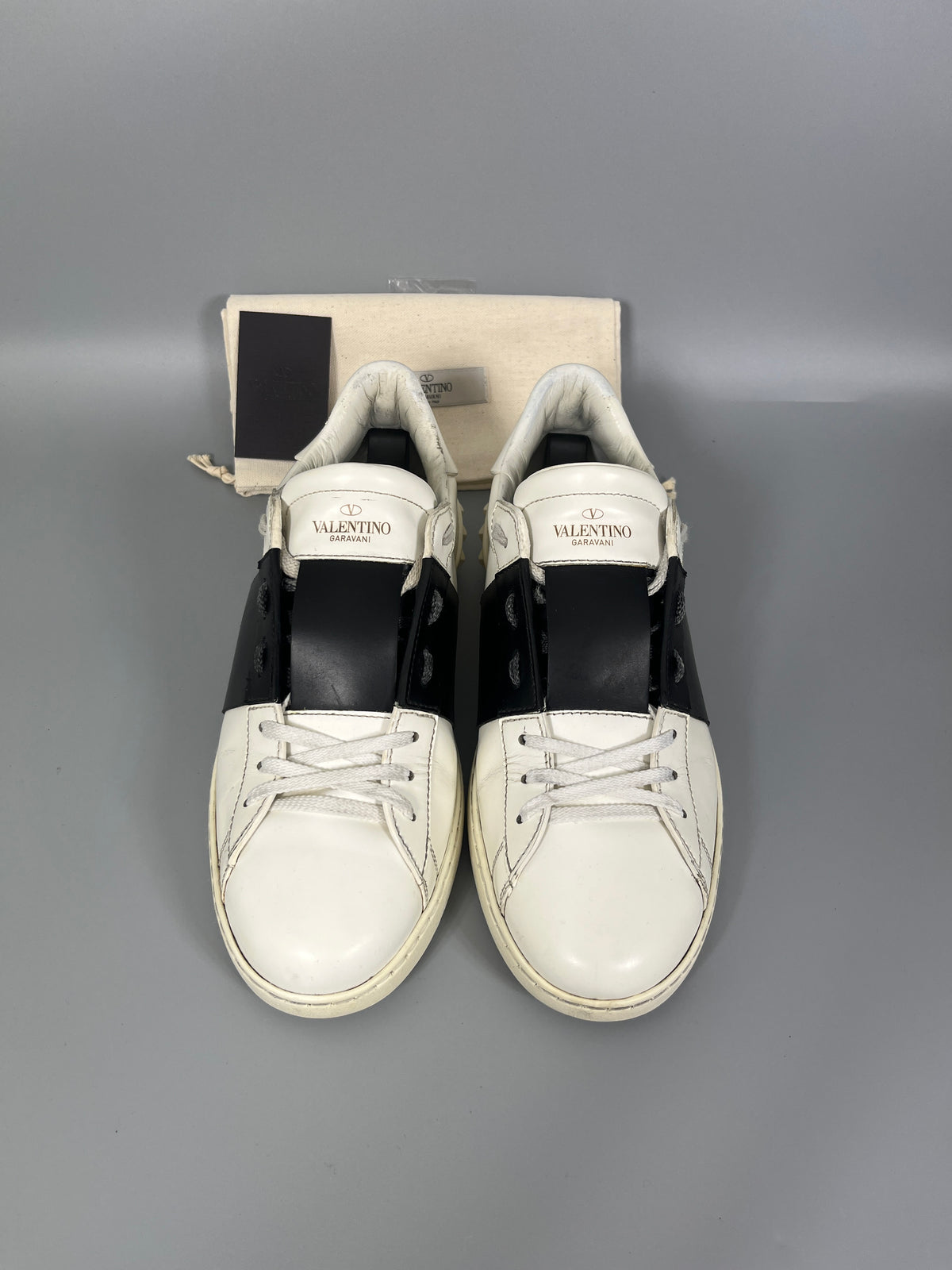 Handla Valentino Garavani Open White Black online | Smidigt och enkelt på nätet - The Grand Archive |