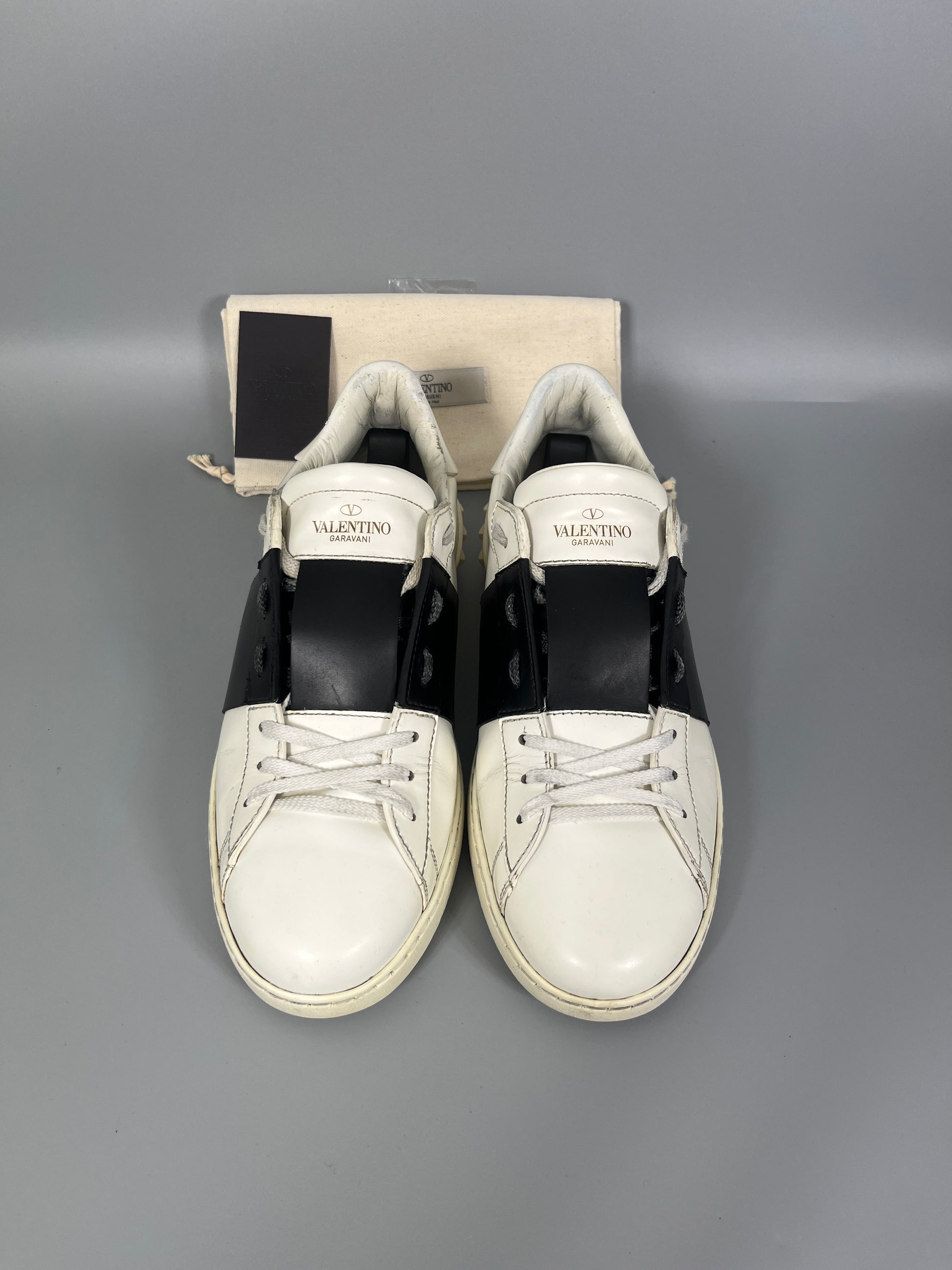 Handla Valentino Garavani Open White Black online | Smidigt och enkelt på nätet - The Grand Archive |