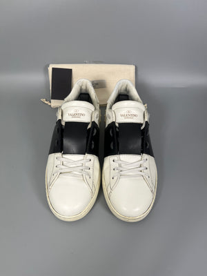Handla Valentino Garavani Open White Black online | Smidigt och enkelt på nätet - The Grand Archive |