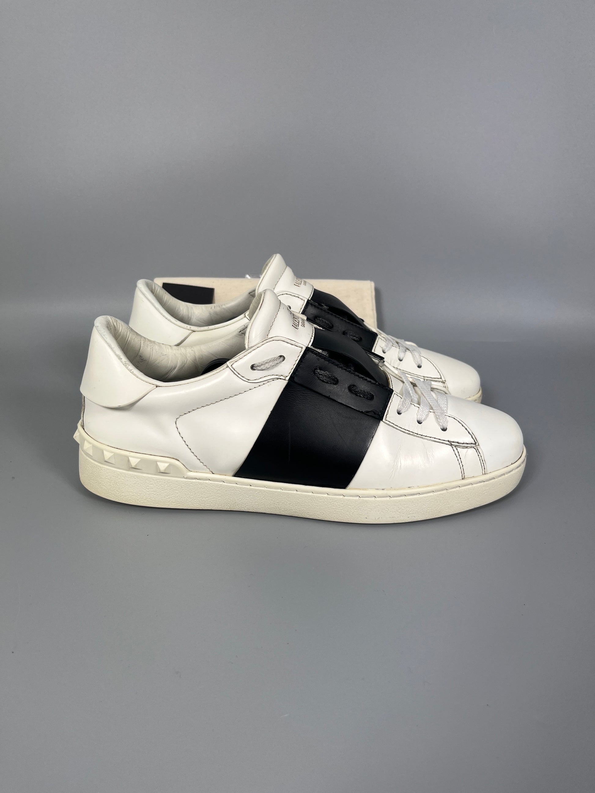 Handla Valentino Garavani Open White Black online | Smidigt och enkelt på nätet - The Grand Archive |