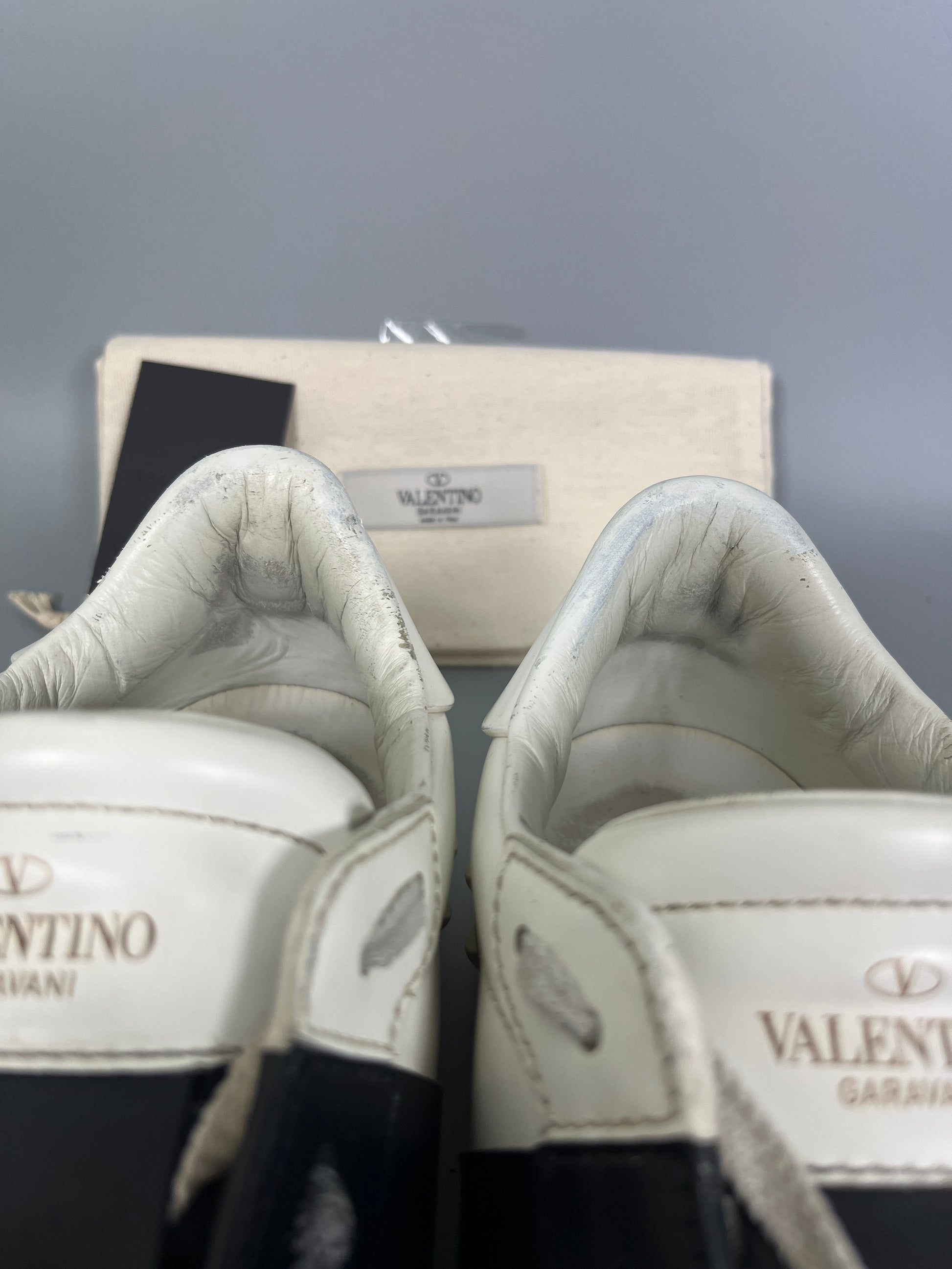 Handla Valentino Garavani Open White Black online | Smidigt och enkelt på nätet - The Grand Archive |