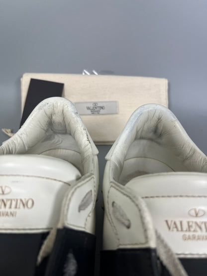 Handla Valentino Garavani Open White Black online | Smidigt och enkelt på nätet - The Grand Archive |