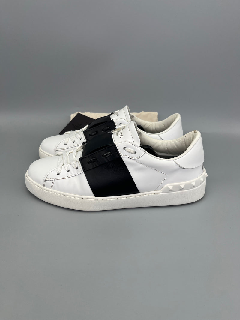 Handla Valentino Garavani Open White Black online | Smidigt och enkelt på nätet - The Grand Archive |