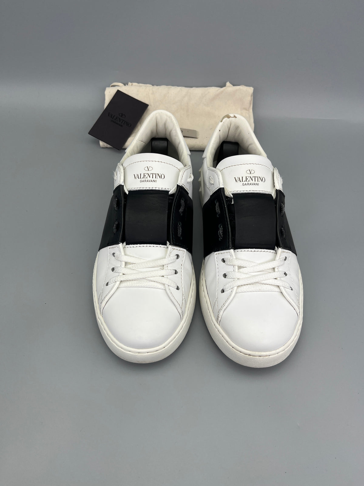 Handla Valentino Garavani Open White Black online | Smidigt och enkelt på nätet - The Grand Archive |