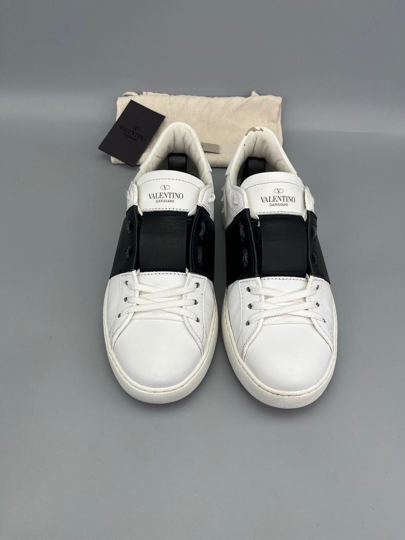 Handla Valentino Garavani Open White Black online | Smidigt och enkelt på nätet - The Grand Archive |