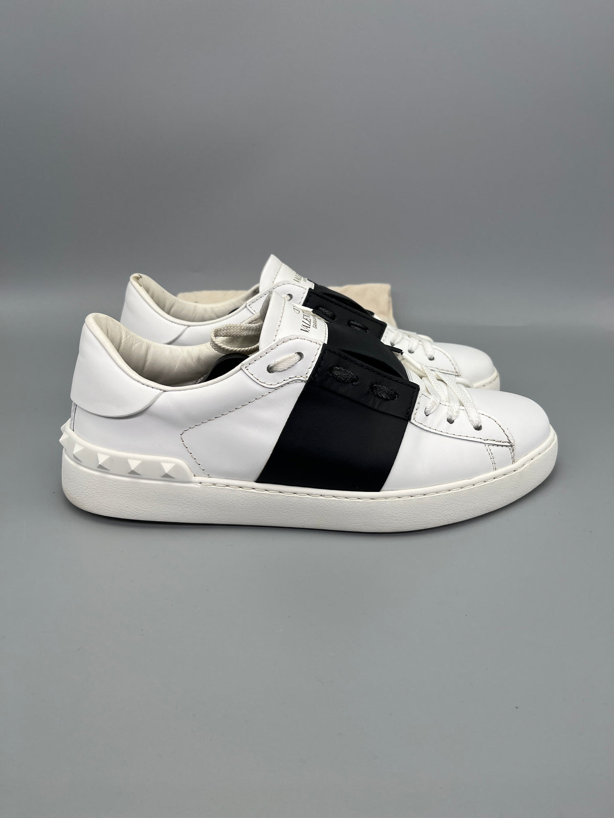 Handla Valentino Garavani Open White Black online | Smidigt och enkelt på nätet - The Grand Archive |