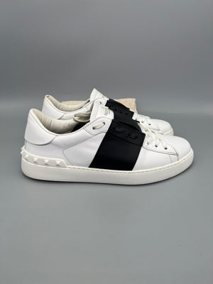 Handla Valentino Garavani Open White Black online | Smidigt och enkelt på nätet - The Grand Archive |
