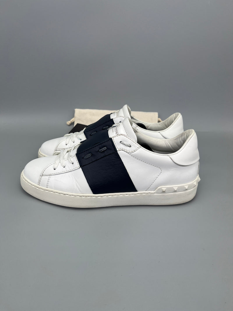 Handla Valentino Garavani Open White Navy online | Smidigt och enkelt på nätet - The Grand Archive |