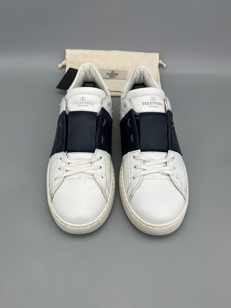 Handla Valentino Garavani Open White Navy online | Smidigt och enkelt på nätet - The Grand Archive |