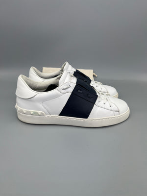 Handla Valentino Garavani Open White Navy online | Smidigt och enkelt på nätet - The Grand Archive |
