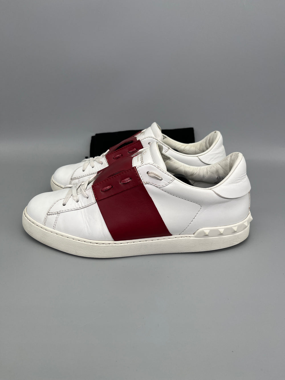 Handla Valentino Garavani Open White Red online | Smidigt och enkelt på nätet - The Grand Archive |