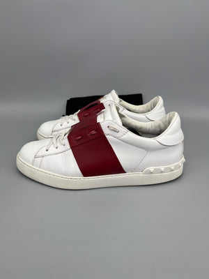 Handla Valentino Garavani Open White Red online | Smidigt och enkelt på nätet - The Grand Archive |