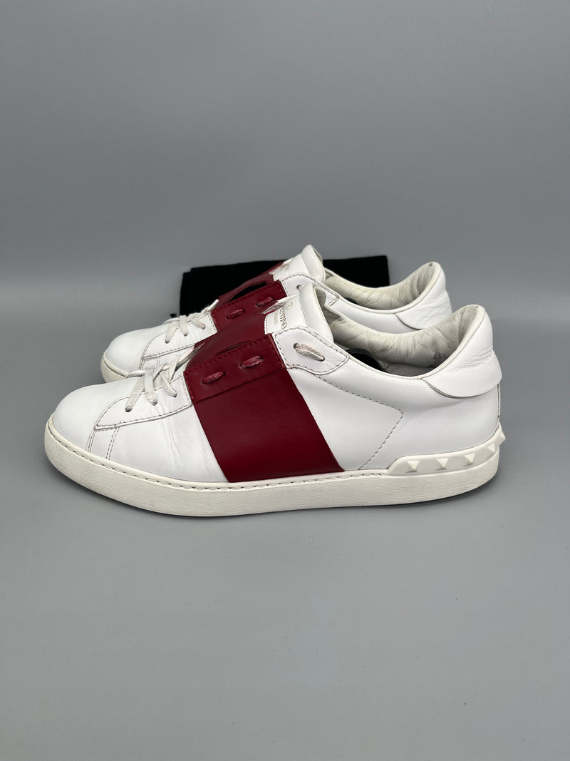 Handla Valentino Garavani Open White Red online | Smidigt och enkelt på nätet - The Grand Archive |