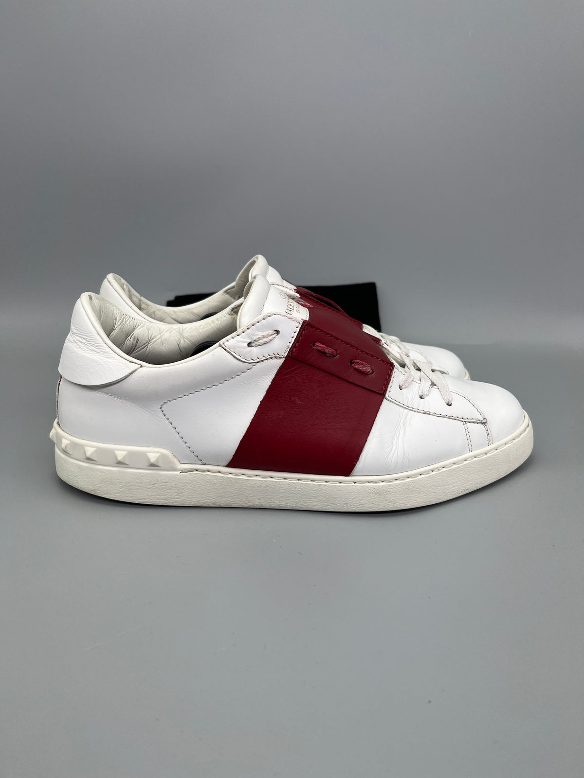 Handla Valentino Garavani Open White Red online | Smidigt och enkelt på nätet - The Grand Archive |