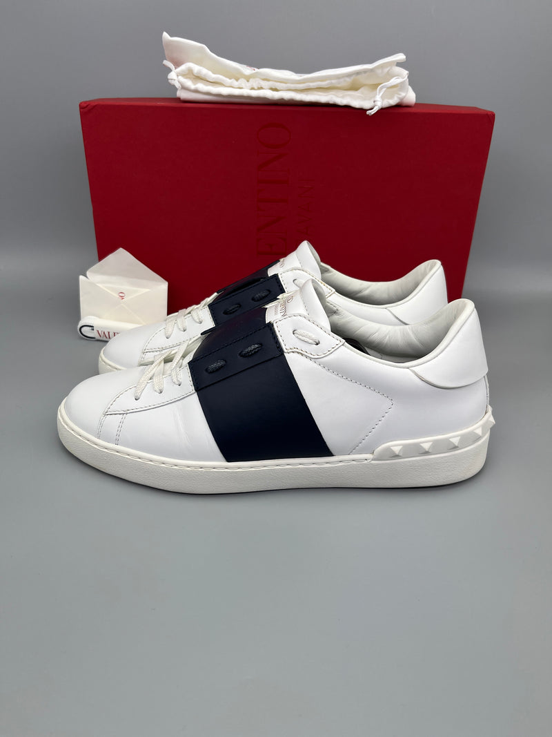 Handla Valentino Garavani Open White Navy online | Smidigt och enkelt på nätet - The Grand Archive |