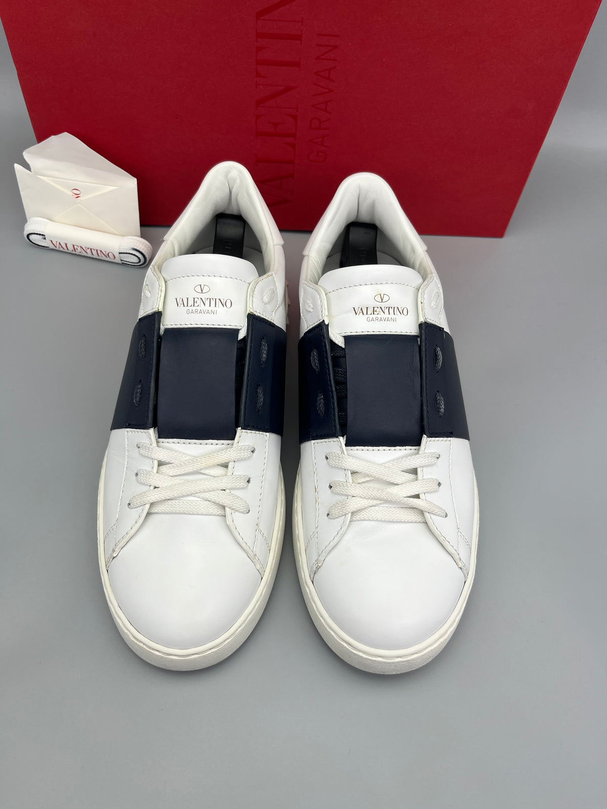 Handla Valentino Garavani Open White Navy online | Smidigt och enkelt på nätet - The Grand Archive |