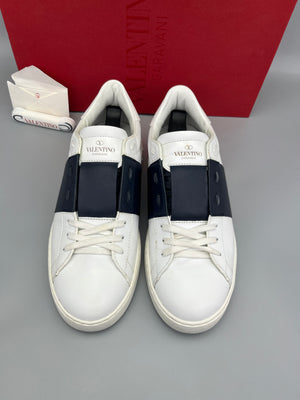 Handla Valentino Garavani Open White Navy online | Smidigt och enkelt på nätet - The Grand Archive |