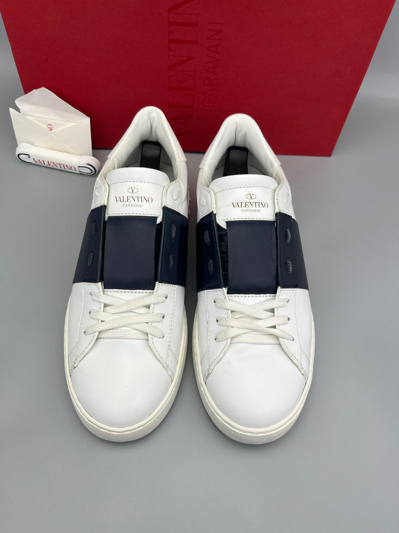 Handla Valentino Garavani Open White Navy online | Smidigt och enkelt på nätet - The Grand Archive |