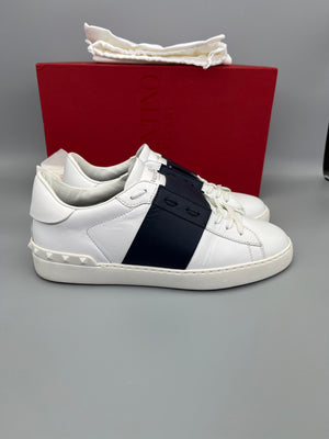 Handla Valentino Garavani Open White Navy online | Smidigt och enkelt på nätet - The Grand Archive |