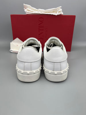 Handla Valentino Garavani Open White Navy online | Smidigt och enkelt på nätet - The Grand Archive |