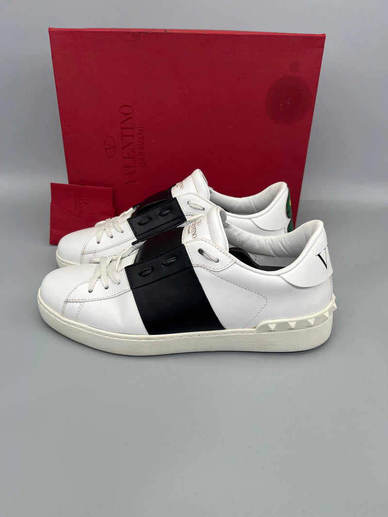 Handla Valentino Garavani Open White Black online | Smidigt och enkelt på nätet - The Grand Archive |