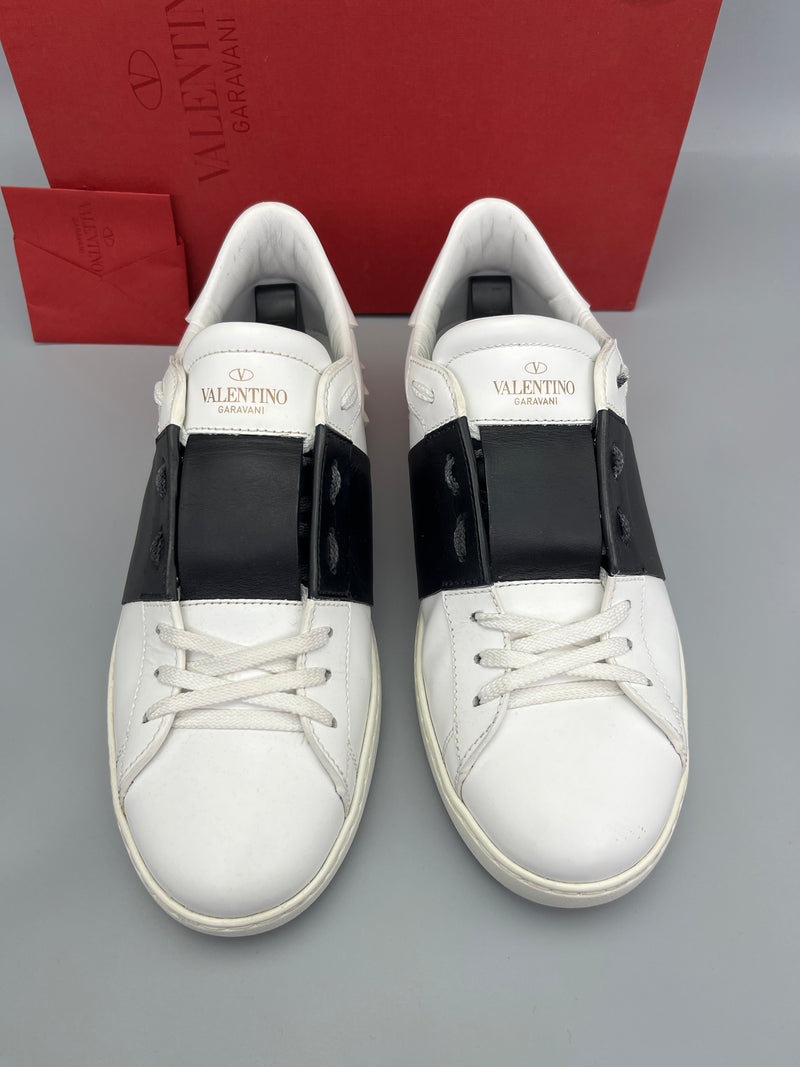 Handla Valentino Garavani Open White Black online | Smidigt och enkelt på nätet - The Grand Archive |