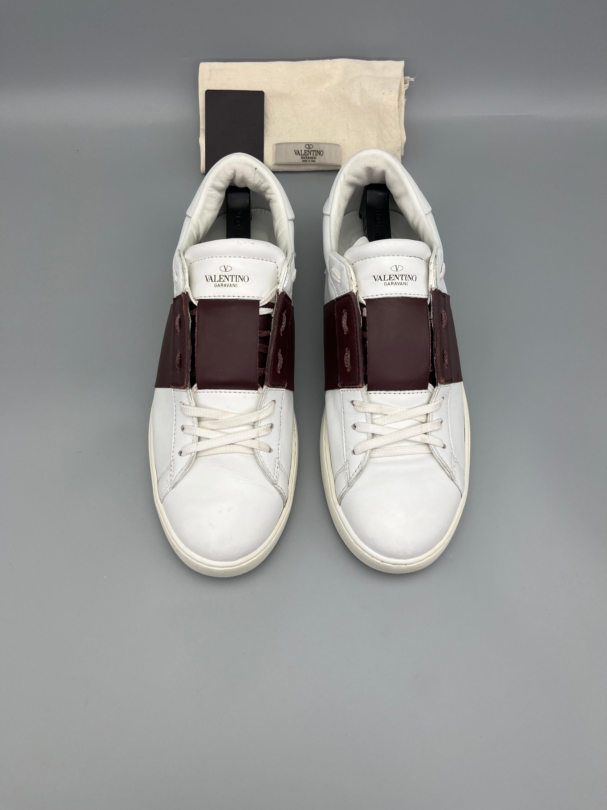 Handla Valentino Garavani Open Burgundy online | Smidigt och enkelt på nätet - The Grand Archive |