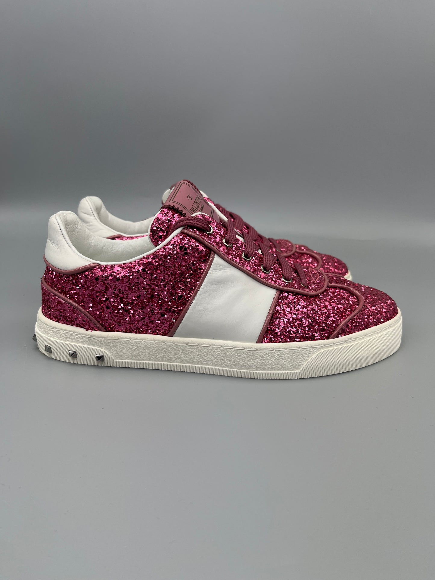 Handla Valentino Garavani Flycrew Pink Glitter online | Smidigt och enkelt på nätet - The Grand Archive |