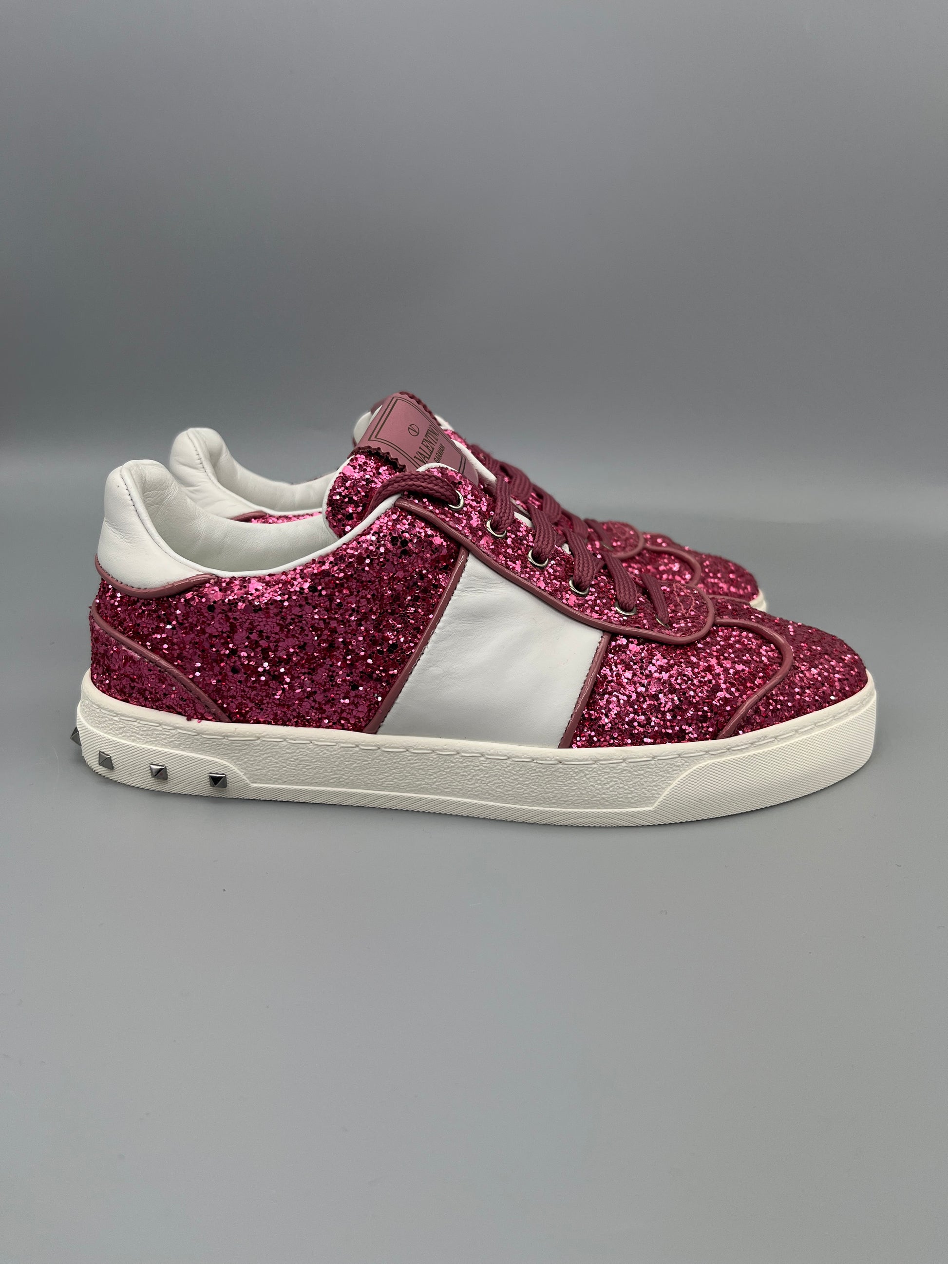 Handla Valentino Garavani Flycrew Pink Glitter online | Smidigt och enkelt på nätet - The Grand Archive |
