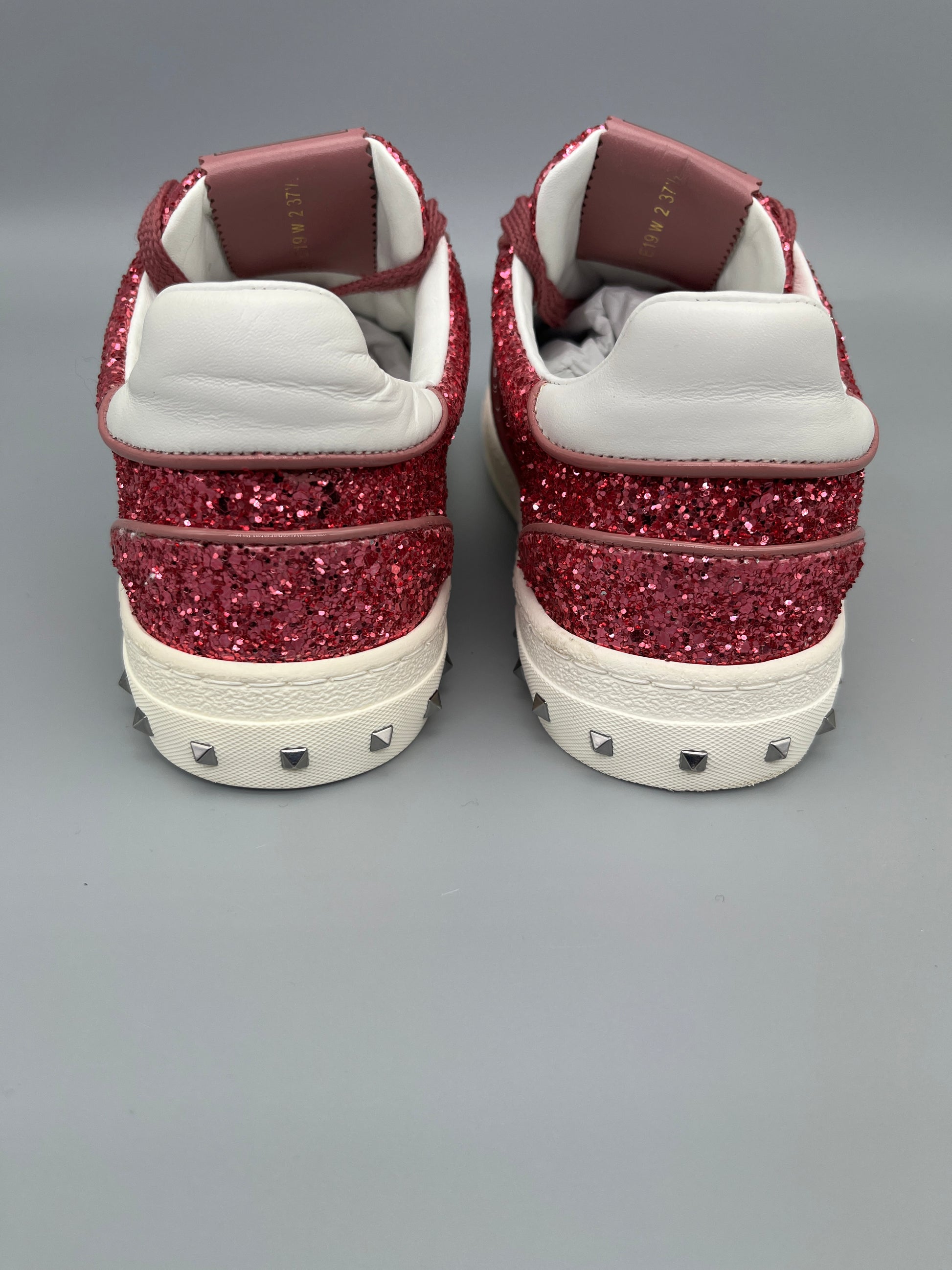 Handla Valentino Garavani Flycrew Pink Glitter online | Smidigt och enkelt på nätet - The Grand Archive |