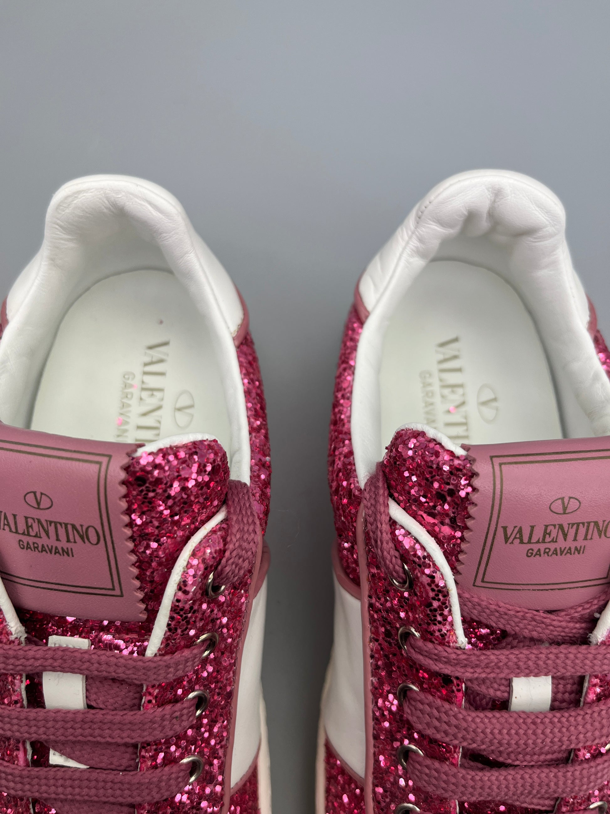 Handla Valentino Garavani Flycrew Pink Glitter online | Smidigt och enkelt på nätet - The Grand Archive |