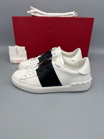 Handla Valentino Garavani Open White Black online | Smidigt och enkelt på nätet - The Grand Archive |