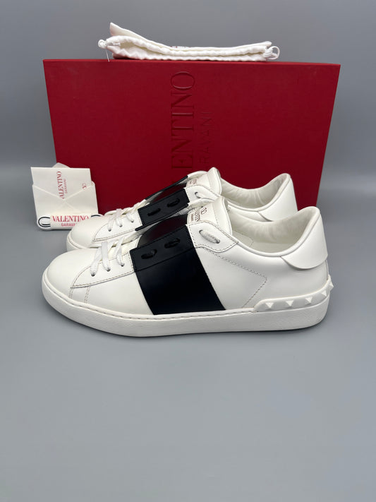Handla Valentino Garavani Open White Black online | Smidigt och enkelt på nätet - The Grand Archive |