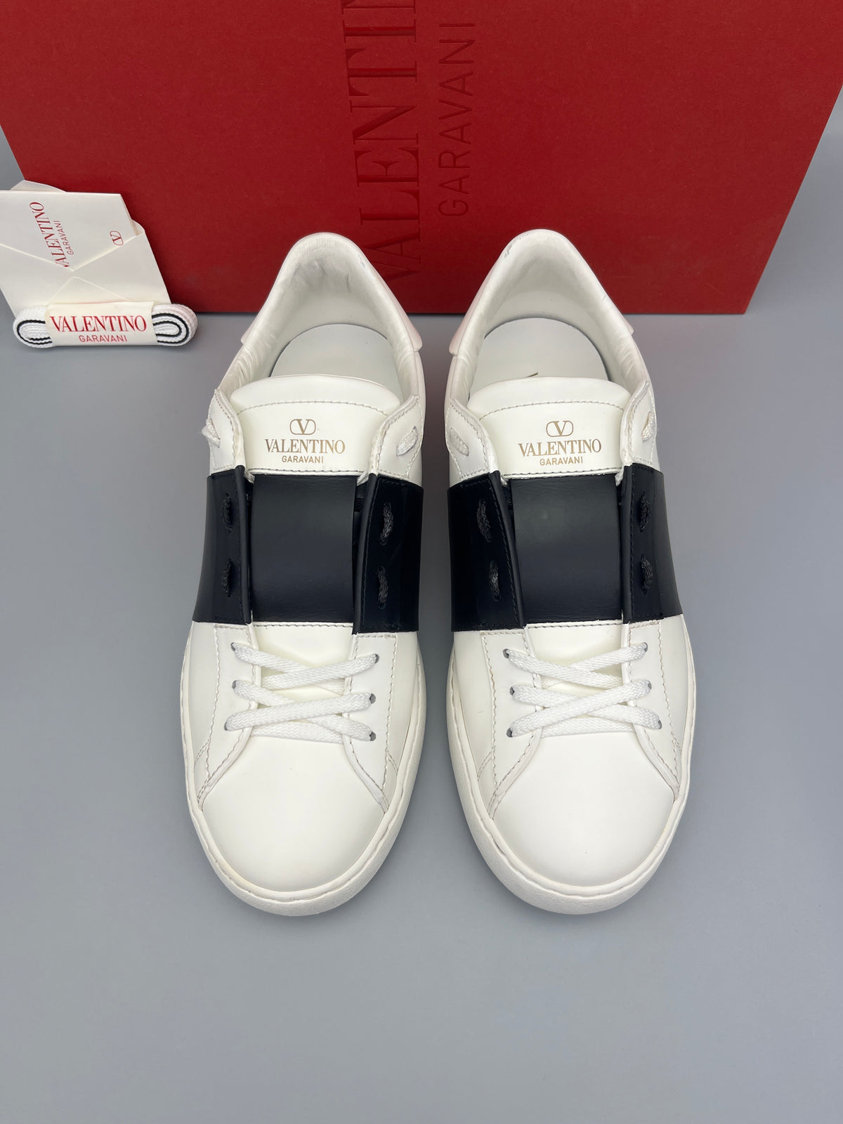 Handla Valentino Garavani Open White Black online | Smidigt och enkelt på nätet - The Grand Archive |