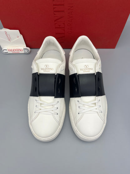 Handla Valentino Garavani Open White Black online | Smidigt och enkelt på nätet - The Grand Archive |