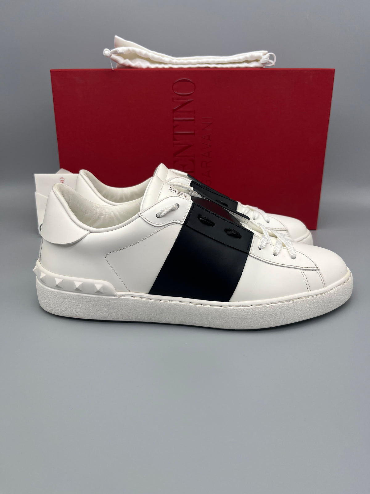 Handla Valentino Garavani Open White Black online | Smidigt och enkelt på nätet - The Grand Archive |