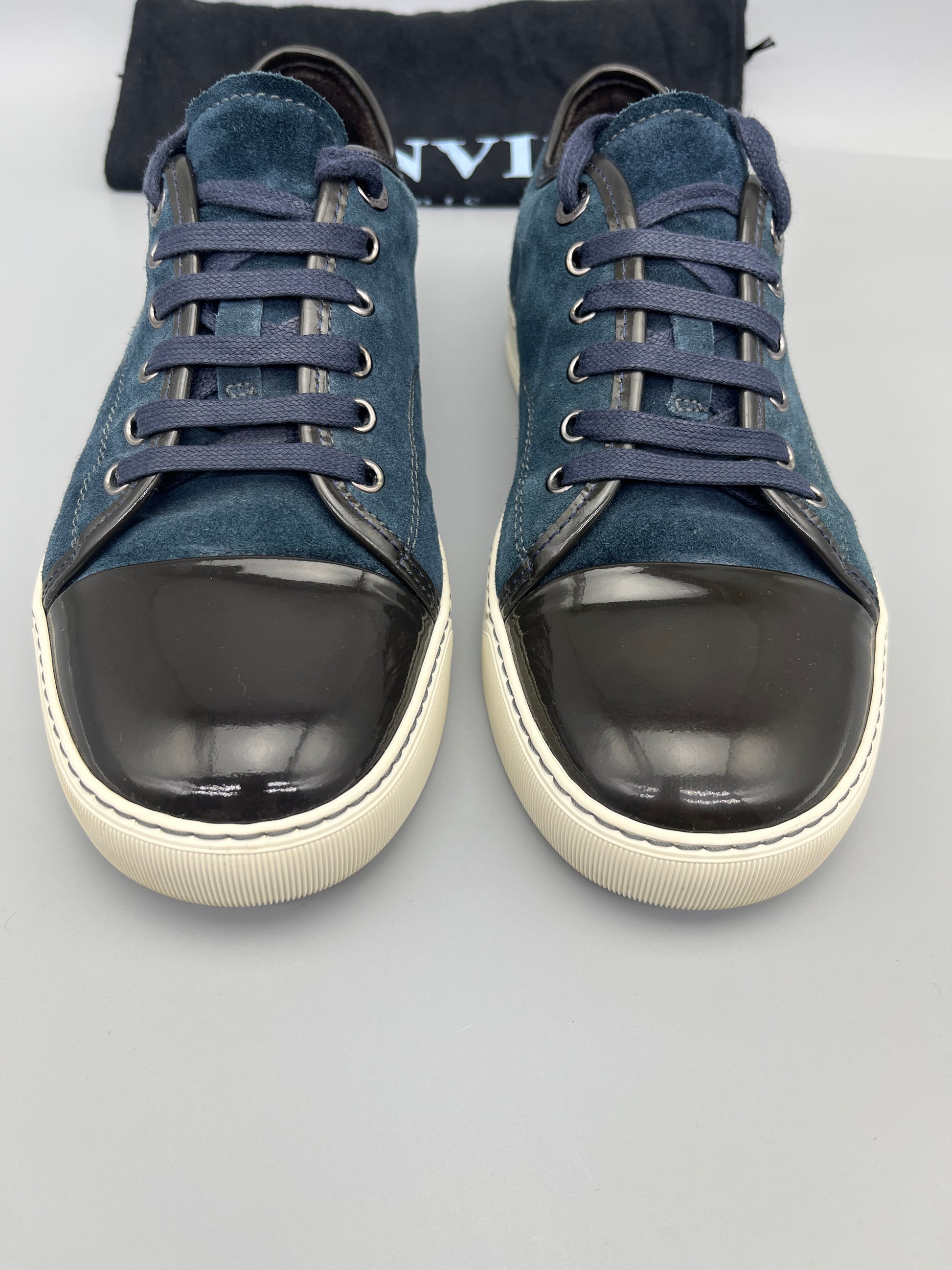 Handla Lanvin DBB1 Blue Patent Cap Toe online | Smidigt och enkelt på nätet - The Grand Archive |