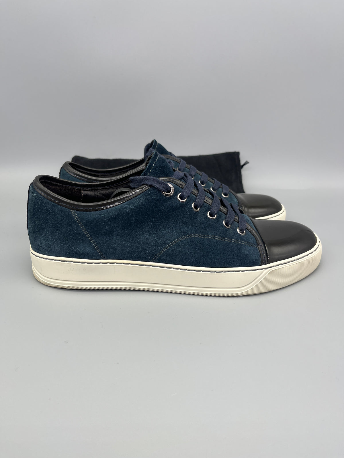 Handla Lanvin DBB1 Blue Patent Cap Toe online | Smidigt och enkelt på nätet - The Grand Archive |