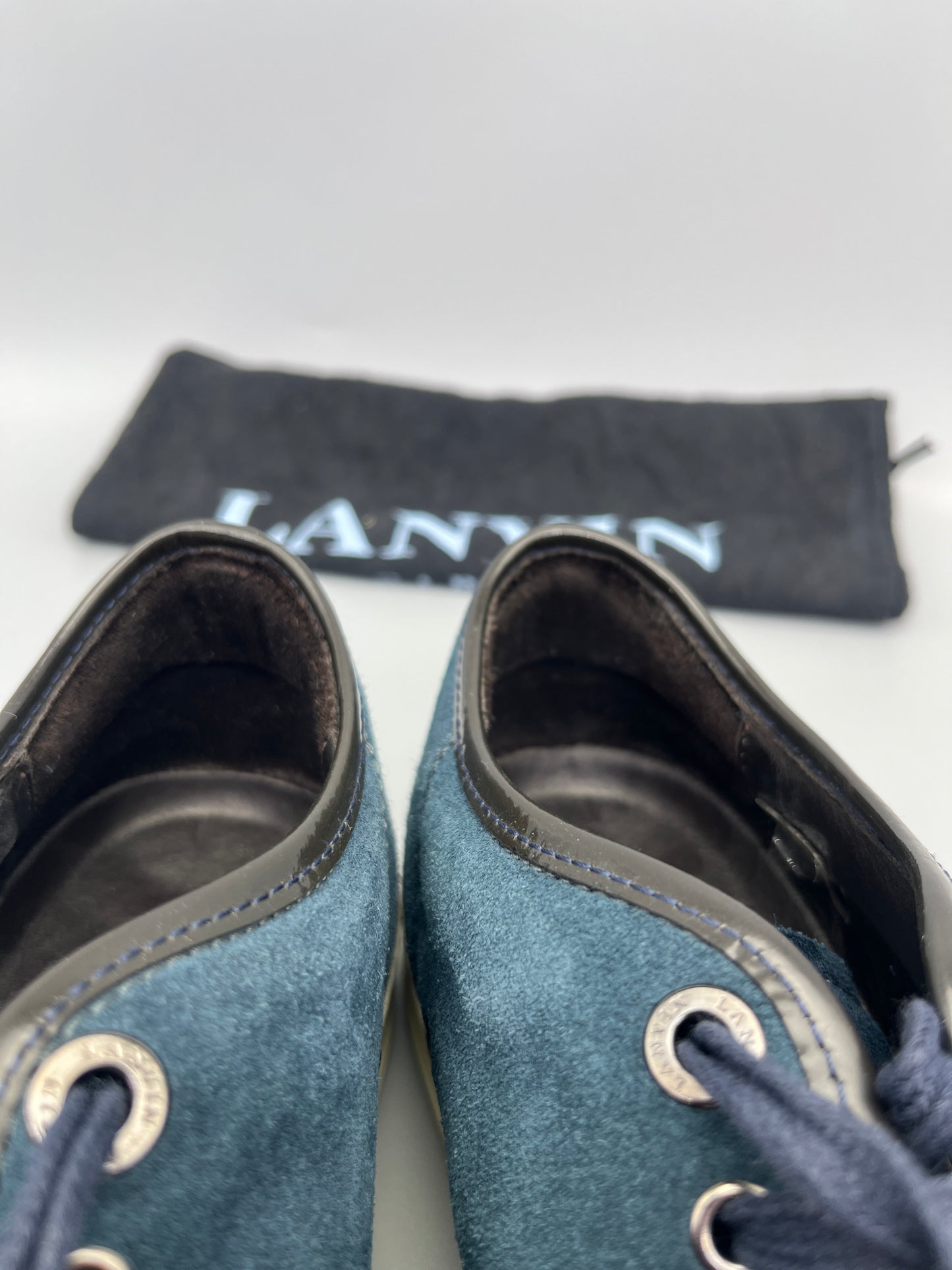 Handla Lanvin DBB1 Blue Patent Cap Toe online | Smidigt och enkelt på nätet - The Grand Archive |