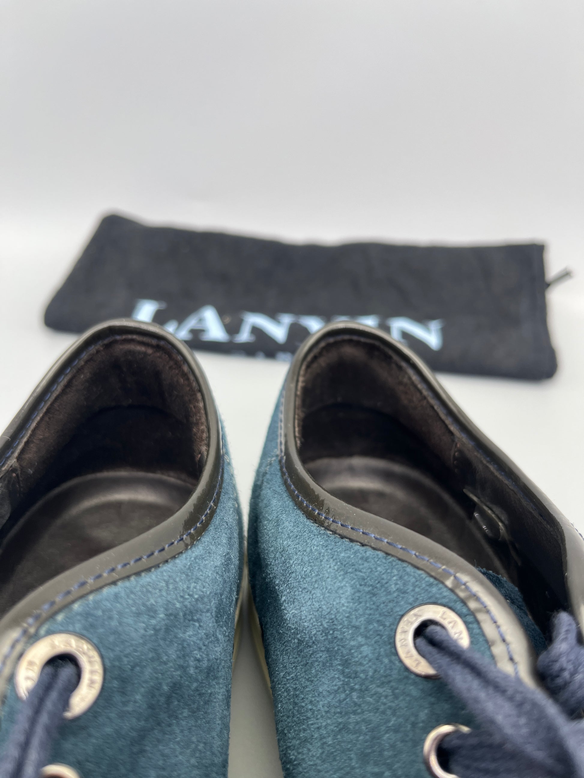 Handla Lanvin DBB1 Blue Patent Cap Toe online | Smidigt och enkelt på nätet - The Grand Archive |