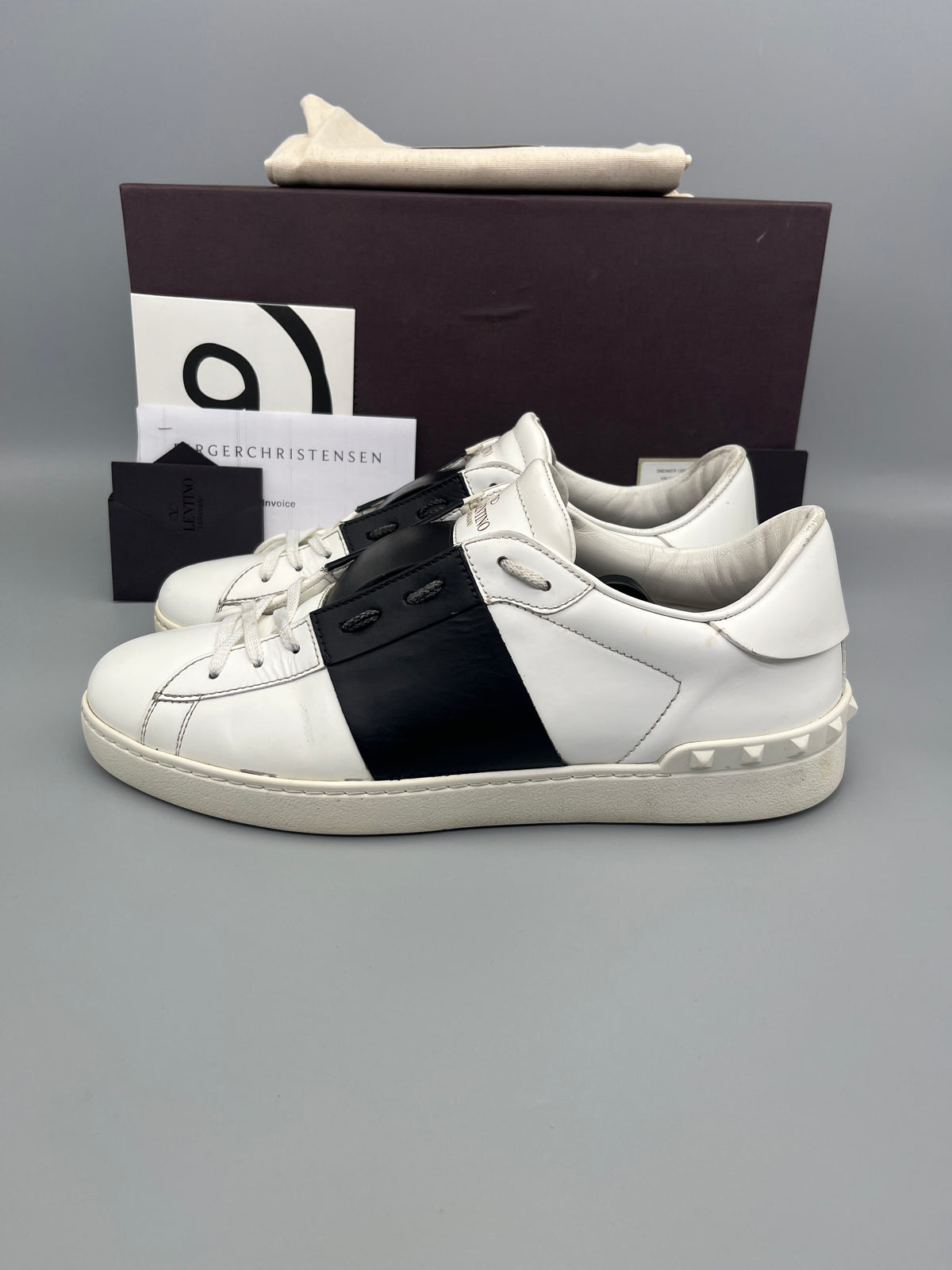 Handla Valentino Garavani Open White Black online | Smidigt och enkelt på nätet - The Grand Archive
