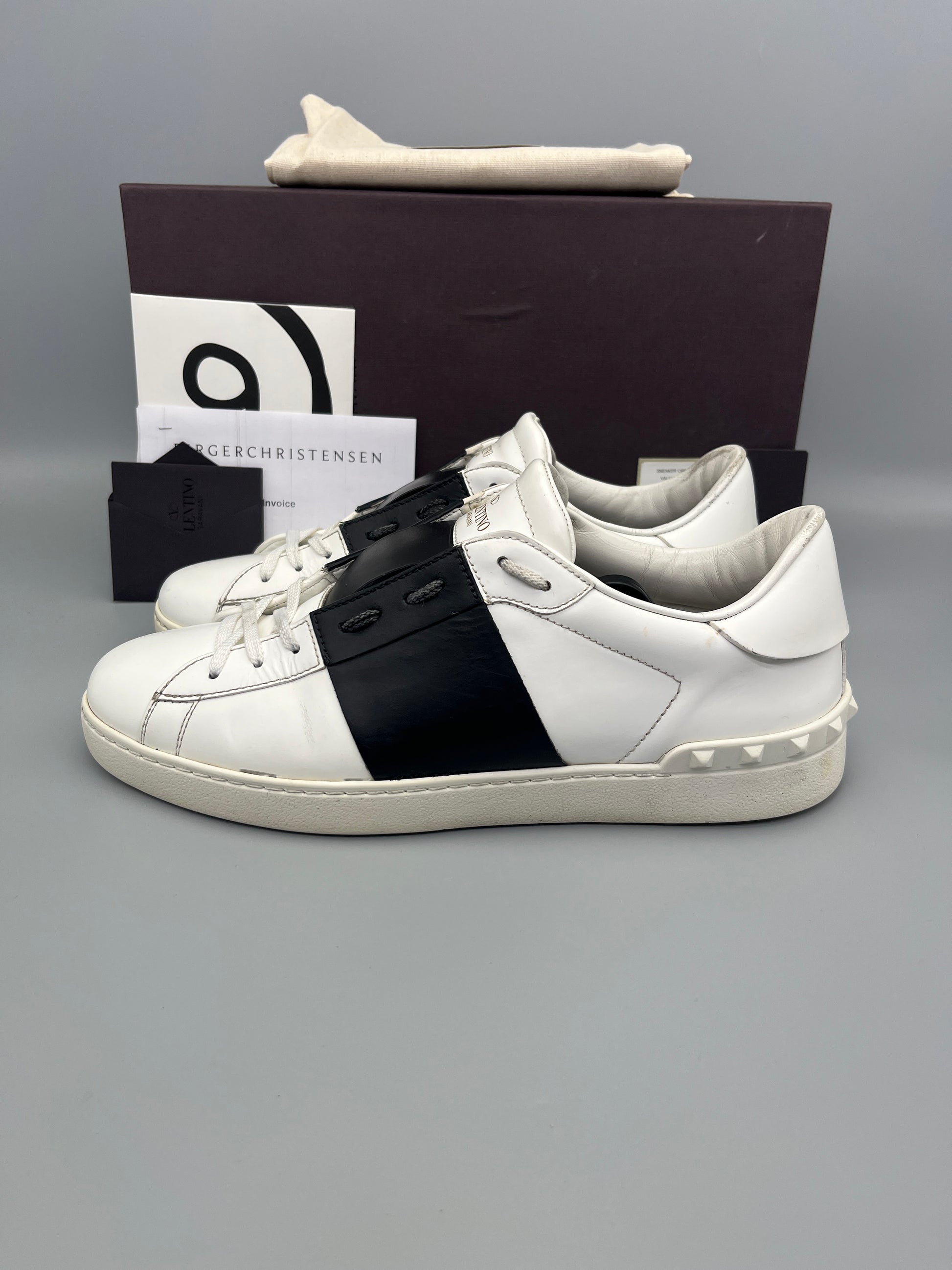Handla Valentino Garavani Open White Black online | Smidigt och enkelt på nätet - The Grand Archive