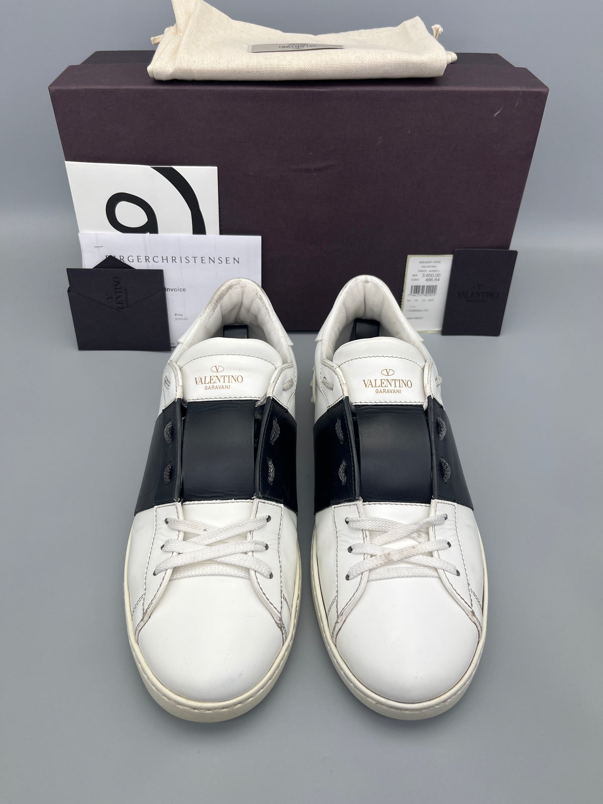 Handla Valentino Garavani Open White Black online | Smidigt och enkelt på nätet - The Grand Archive