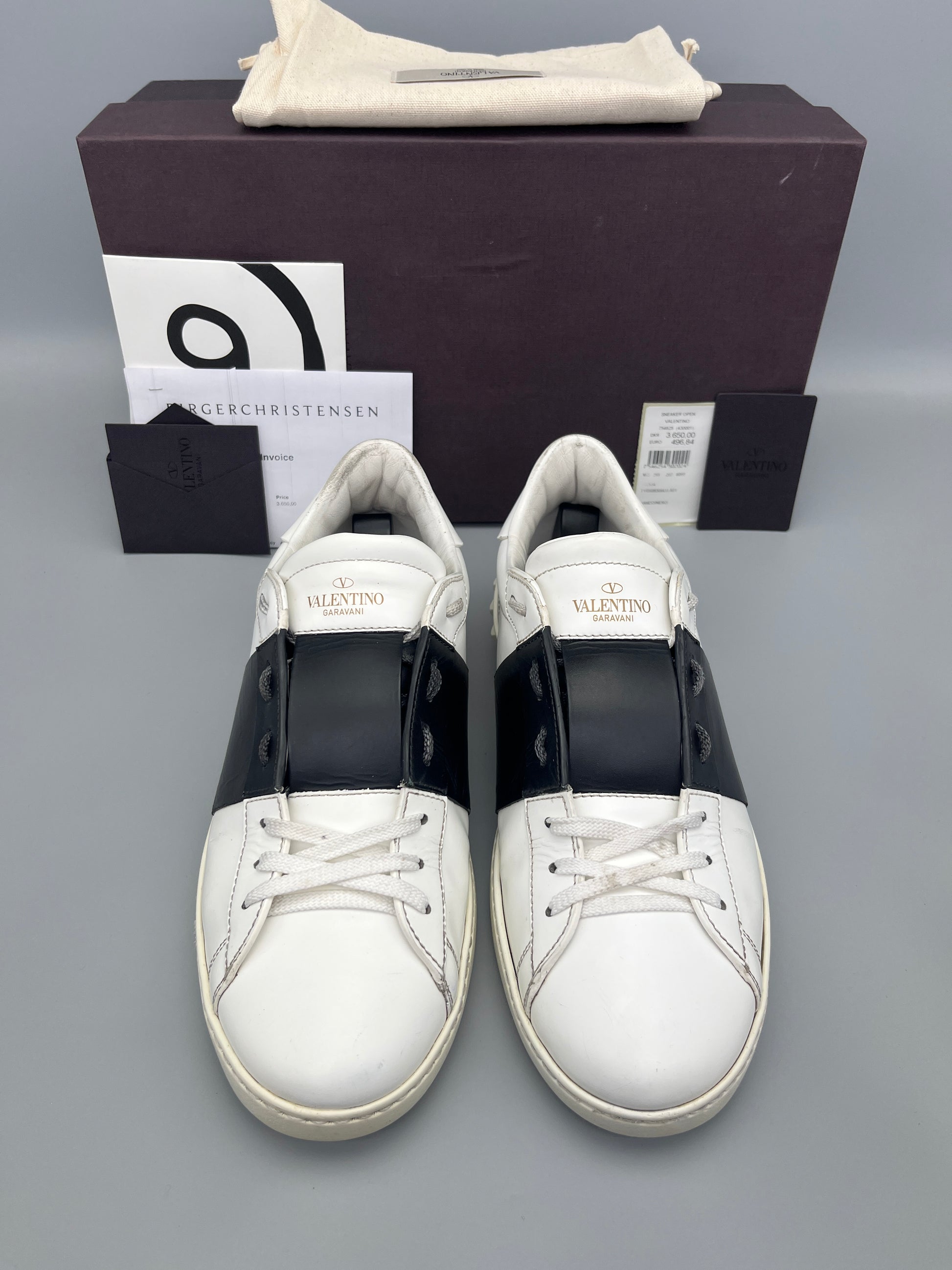 Handla Valentino Garavani Open White Black online | Smidigt och enkelt på nätet - The Grand Archive