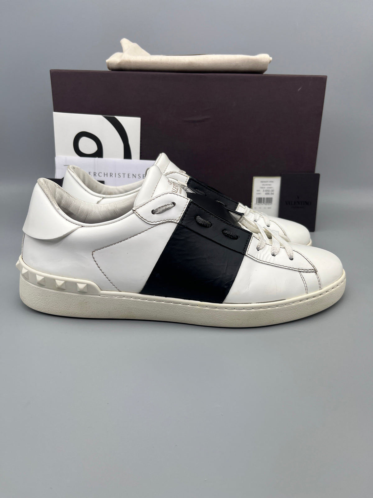 Handla Valentino Garavani Open White Black online | Smidigt och enkelt på nätet - The Grand Archive