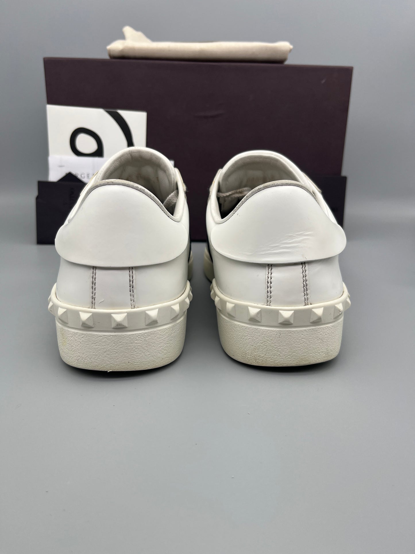 Handla Valentino Garavani Open White Black online | Smidigt och enkelt på nätet - The Grand Archive